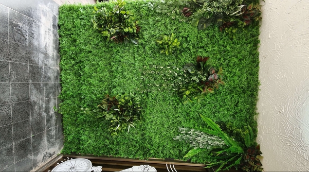 קיר ירוק מעוצב עם פרחים